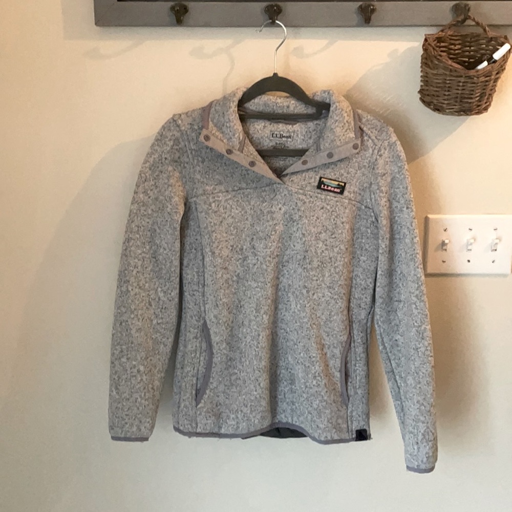 LL Bean gently worn sweater fleece pullover, super comfy and warm for winter! 🤍